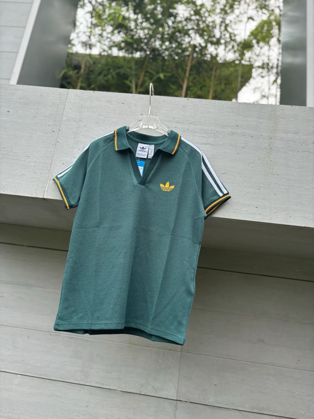 🈴𝟰 Color collection. Chip version 𝟬𝟱𝟰𝟰𝟳# Exclusive real shot/difference between various stolen pictures and online version on the market [𝗔𝗱𝗶𝗱𝗮𝘀Adidas clover chest embroidery for men and women Same Style𝗩 collar short sleeves] ✅Full set of 1:1 customized accessories ➕Customized three-label ➕𝗬𝘂𝗮𝗻 version hang tag ➕𝗹𝗼𝗴𝗼 packaging bag🔥 ➕Scan the tag to enter the official website. ✅Top Original version, ins Xiaohongshu Dewu Kuaishou and many bloggers wear it. ✅Adidas is a rare V-neck with no buttons, personalized setting and generous temperament, showing the elegance at a glance. ✅Three standards are customized with 270g waffle original Authentic custom-made imported fabrics for the watch, and the overall tailoring adopts three-dimensional structure tailoring! Ergonomically designed, more flexible when wearing! The cut is streamlined and streamlined, allowing you to move flexibly with your body! Integrates functionality, beauty and durability! Suitable for business, travel, leisure and many other occasions! ⭕The high version of the best products🐮is different from the junk products in the market🗯️The same picture but different prices means different versions. ❌Don’t be fooled by the same copywriters and pirated pictures from outside that mix and distribute high-luxury pictures at low prices. After comparing the quality, you will know where the gap is. Don’t lie. I don’t guarantee that my products are the cheapest, but I definitely guarantee that they are worth every penny of your hard-earned money! ‼ ️We don’t slash prices or lower prices, we supply products with heart and only make high-end versions!!! Breasts Jimei must see the details of my home clearly, the pictures of my home are all taken by the owner himself❤️ Color: White Black Green Light Blue Size S-XXL